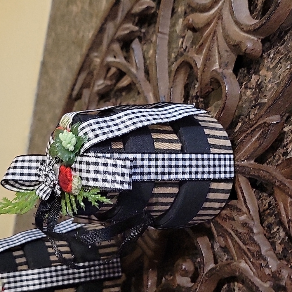 Set of 5 decorative and elegant black/tan holiday stacked presents ornaments